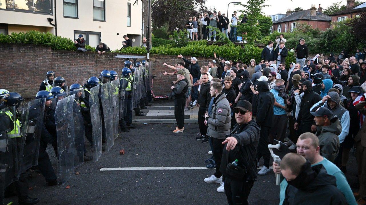 Ubistvo Henrija Novaka u UK: Šta se dogodilo i zašto i Amerikanci pričaju o tome 4 grzpa mupkaraca sukobljena sa policijskom kordonom u engleskoj