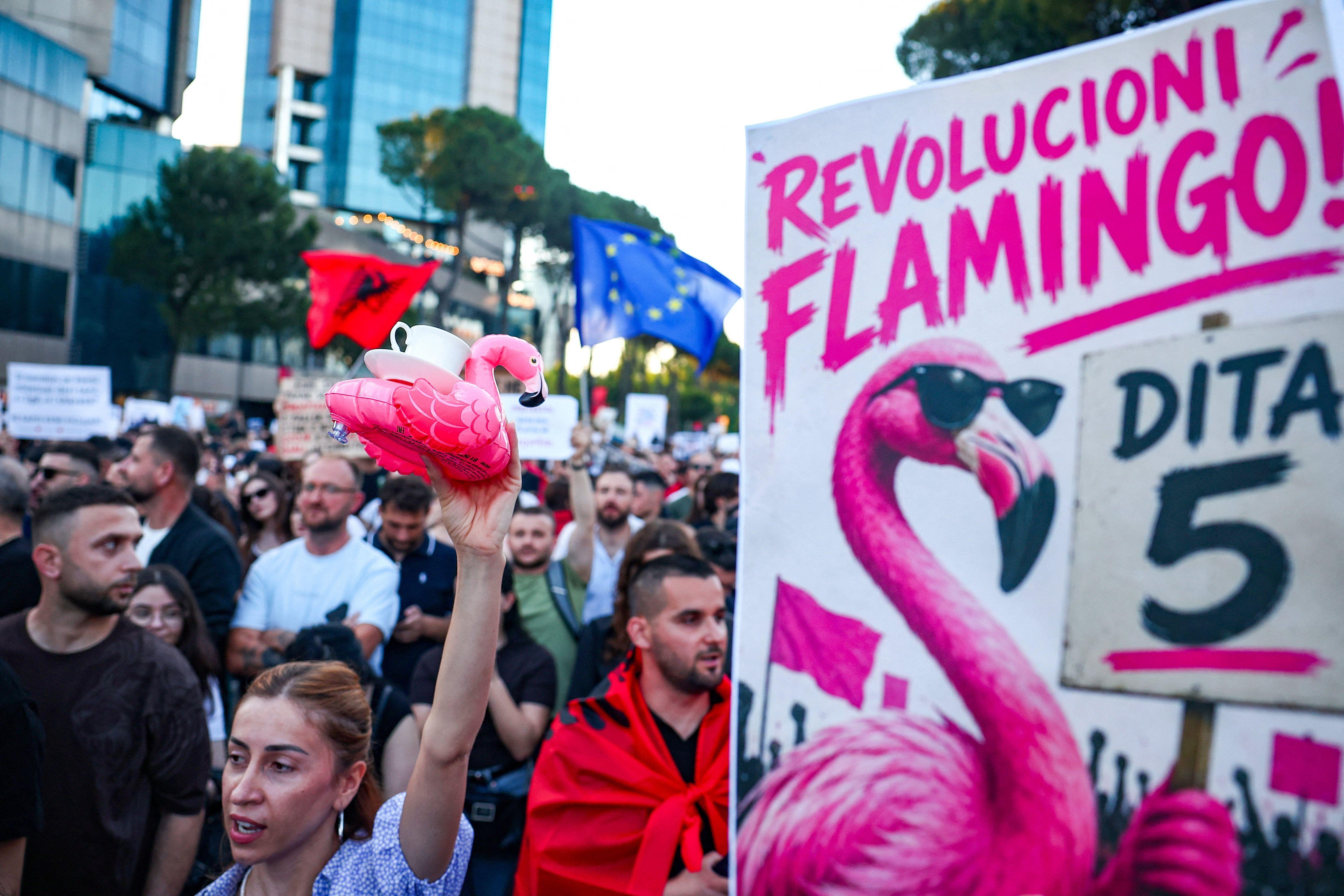 'Revolucija flamingosa' u Albaniji: Masovni protesti zbog projekta povezanog sa Trampovim zetom 2 protesti u Tirani