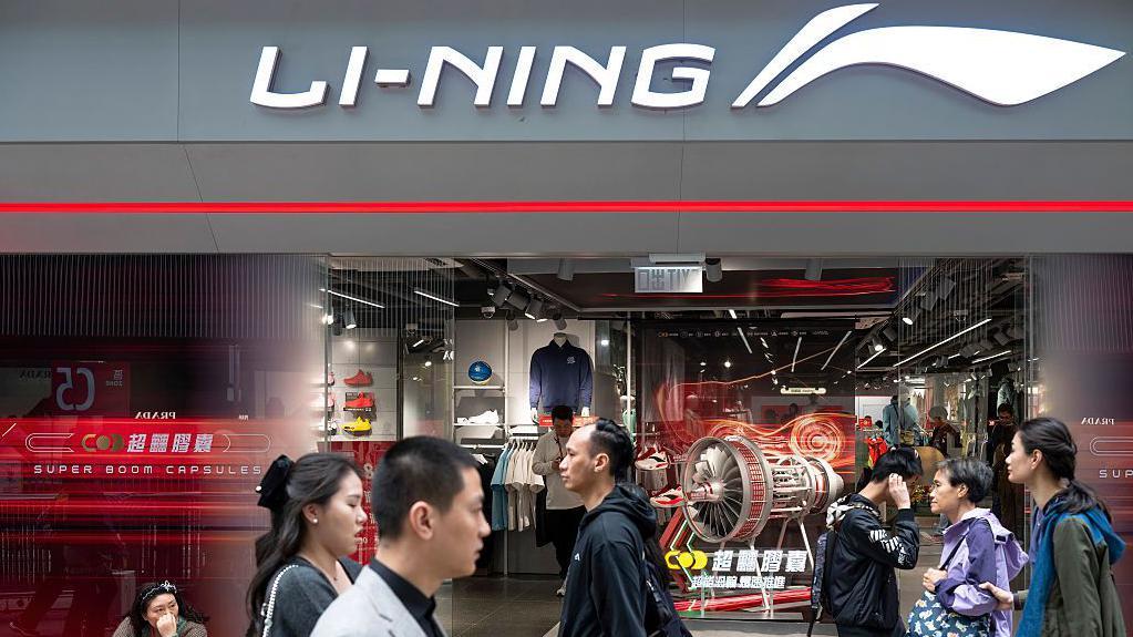 Najvažniji kineski sportski ugovor do sada 2 ljudi hodaju pored Li-Ning prodavnice u Kini