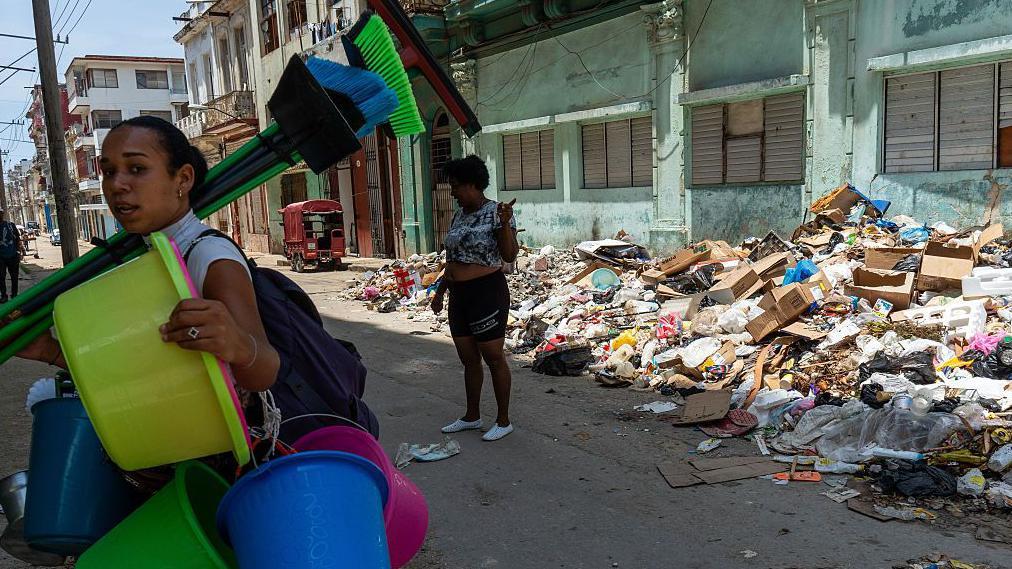 Turizam na Kubi u slobodnom padu usled pritiska Amerike 2 građani Havane na ulici punoj smeća