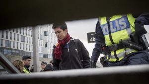 Švedski parlament izglasao zakon o „dobrom ponašanju“ migranata: Službenici u javnom sektoru bi mogli da postanu doušnici 14 Švedski parlament izglasao zakon o „dobrom ponašanju“ migranata: Službenici u javnom sektoru bi mogli da postanu doušnici 14