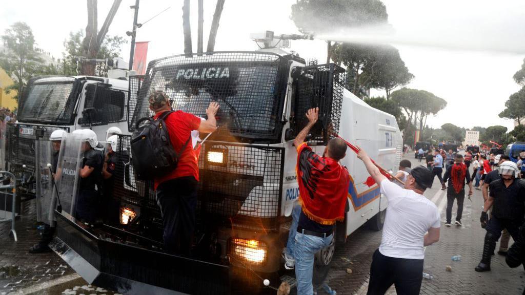 'Revolucija flamingosa' u Albaniji: Masovni protesti zbog projekta povezanog sa Trampovim zetom 13 sukob demonstranata i policije u Albaniji