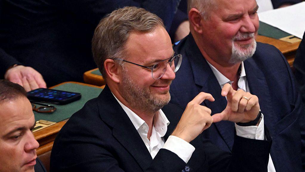 Mađarski poslanici protiv povratka Orbana, ograničili vladavinu premijera na osam godina 2 Balaš Orban, savetnik bivšeg premijera, sa naočarima za vid u tamnom odelu u parlamentu