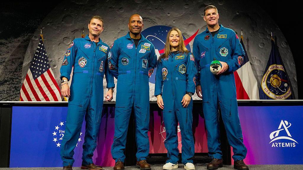 NASA imenovala posadu Artemisa Tri: Šta je njena misija 4 Trojica muškaraca i jedna žena u svemirskim odelima
