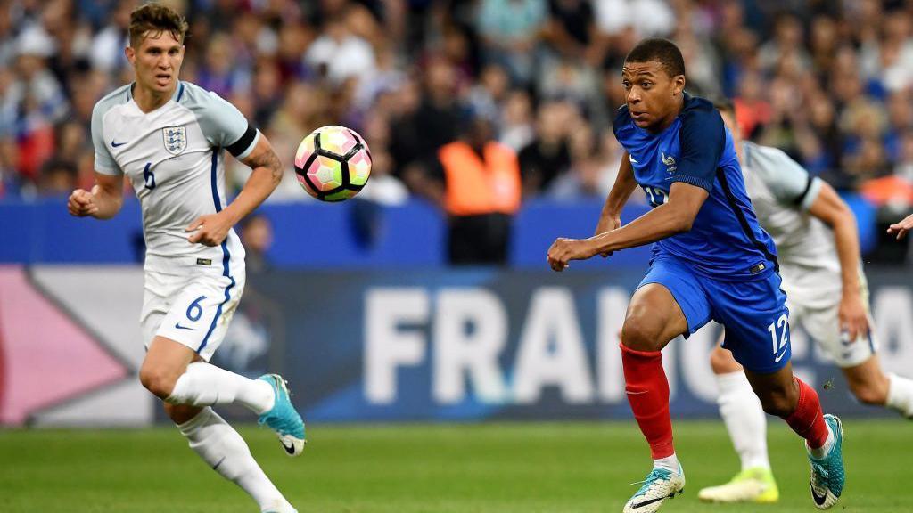 Projekat Mbape: Kako je rastao najbolji strelac Francuske 2 Kylian Mbappe accelerates past England's John Stones during a friendly in 2017
