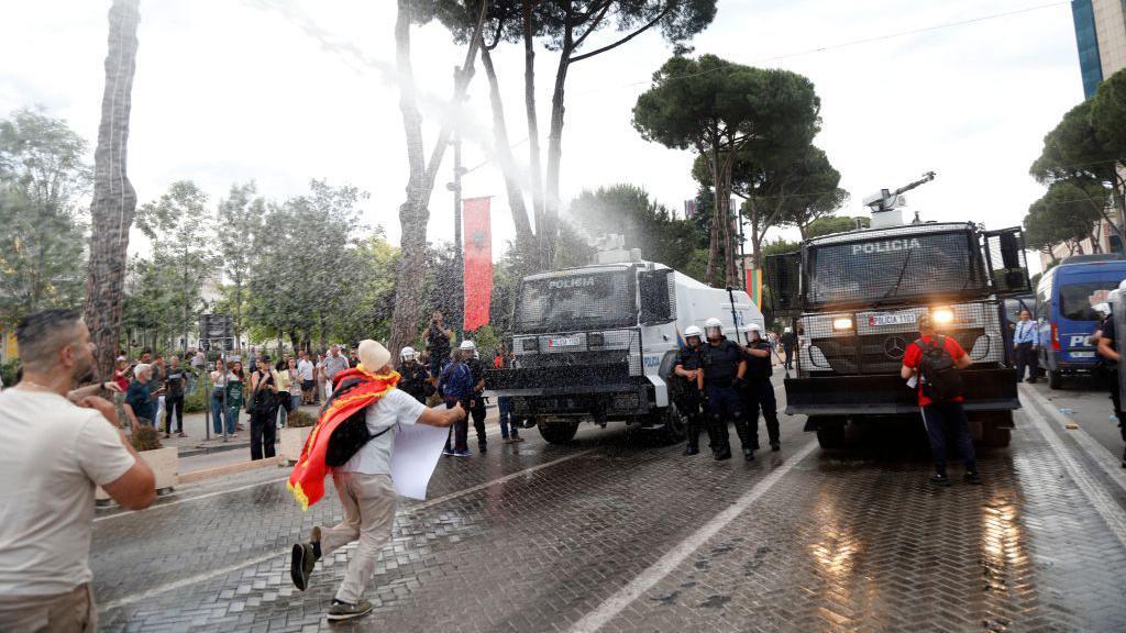 'Revolucija flamingosa' u Albaniji: Masovni protesti zbog projekta povezanog sa Trampovim zetom 12 sukob demonstranata i policije u Albaniji
