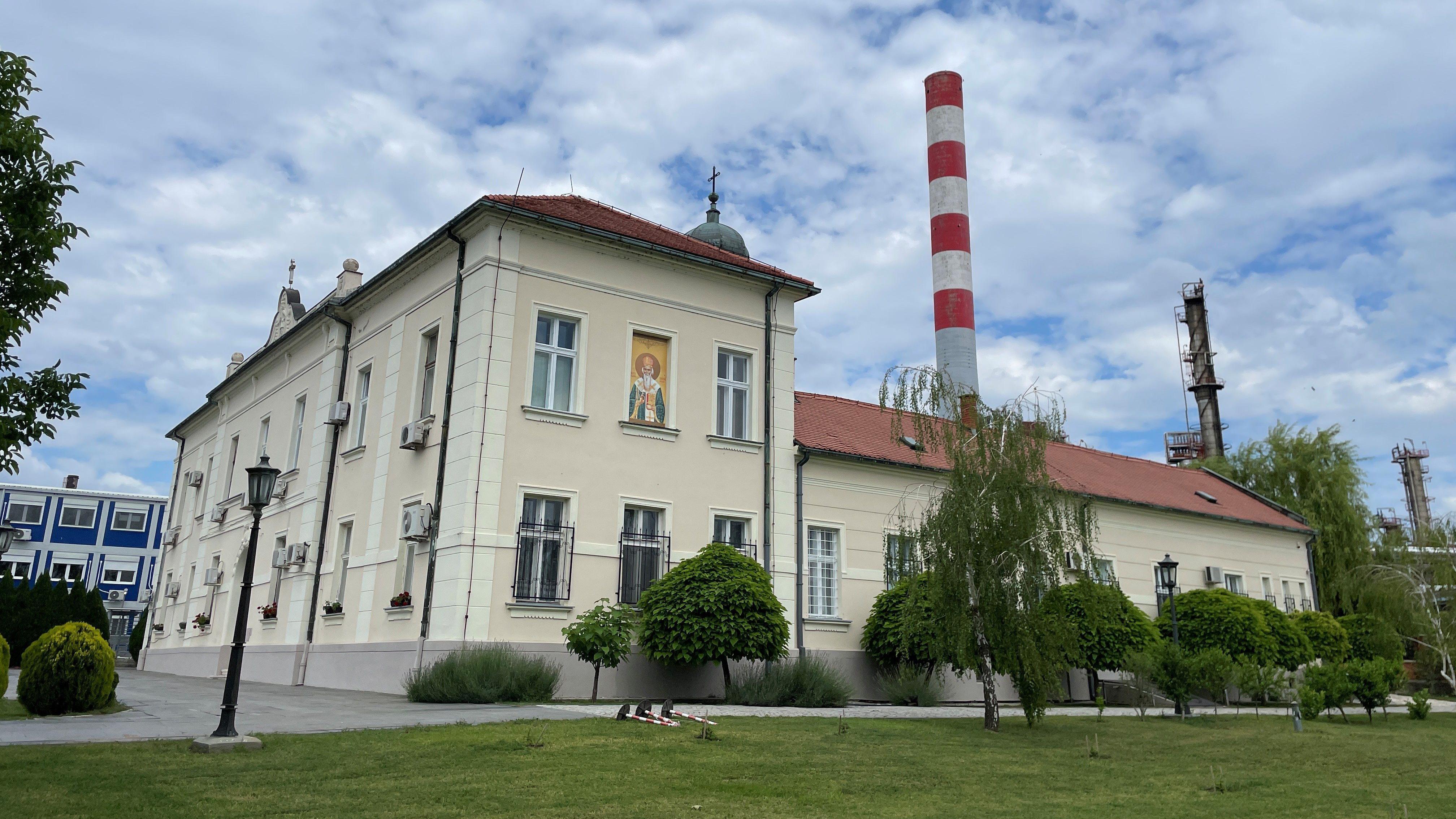 Manastir u pančevačkoj rafineriji: 'Do ograde jedan svet, iza ograde drugi' 2 Konak manastira Vojlovica