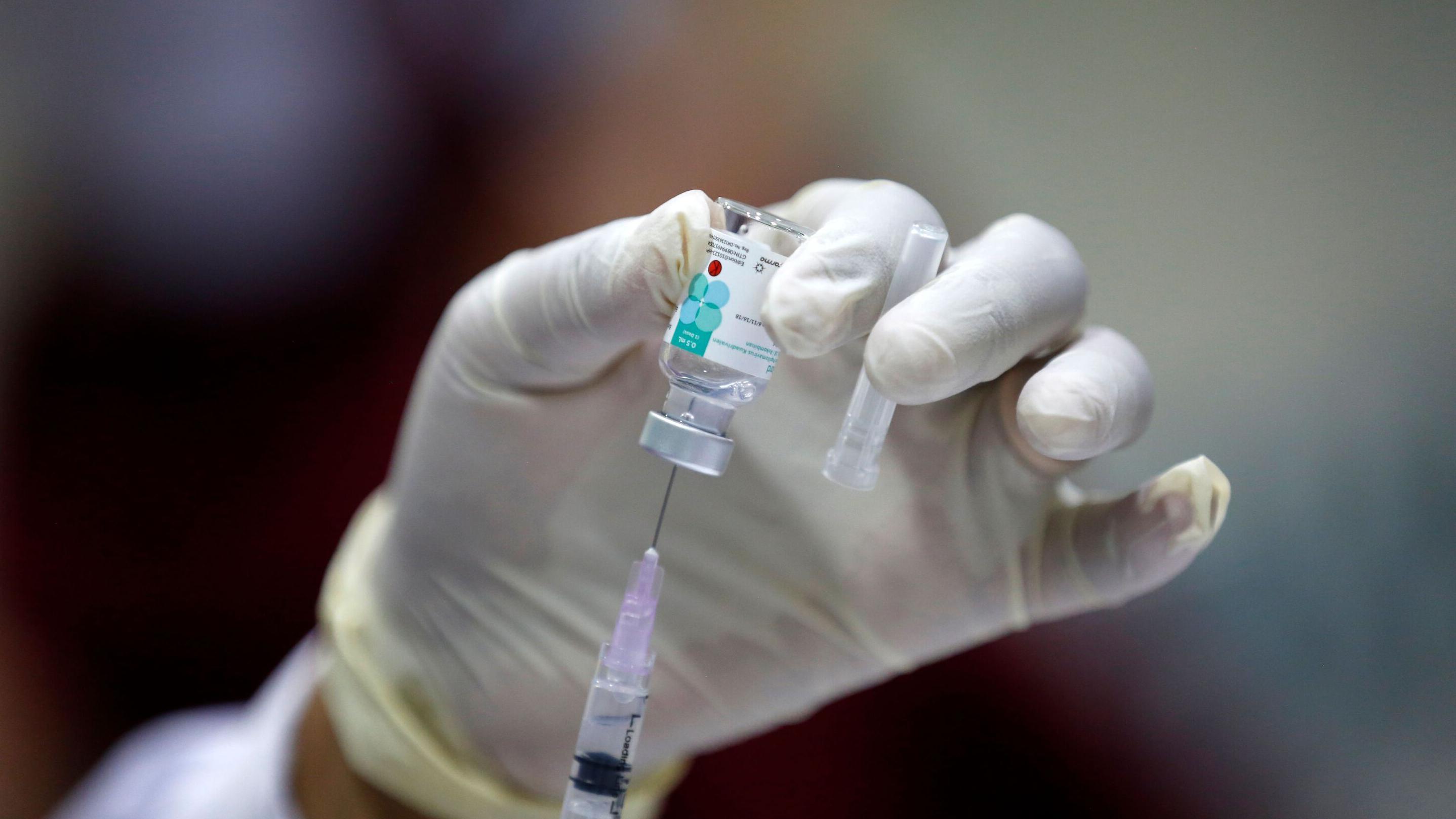'Od steriliteta do nebezbednosti': Najčešće zablude o HPV vakcini 4 Špric i bočica u ruci sa zaštitnom rukavicom