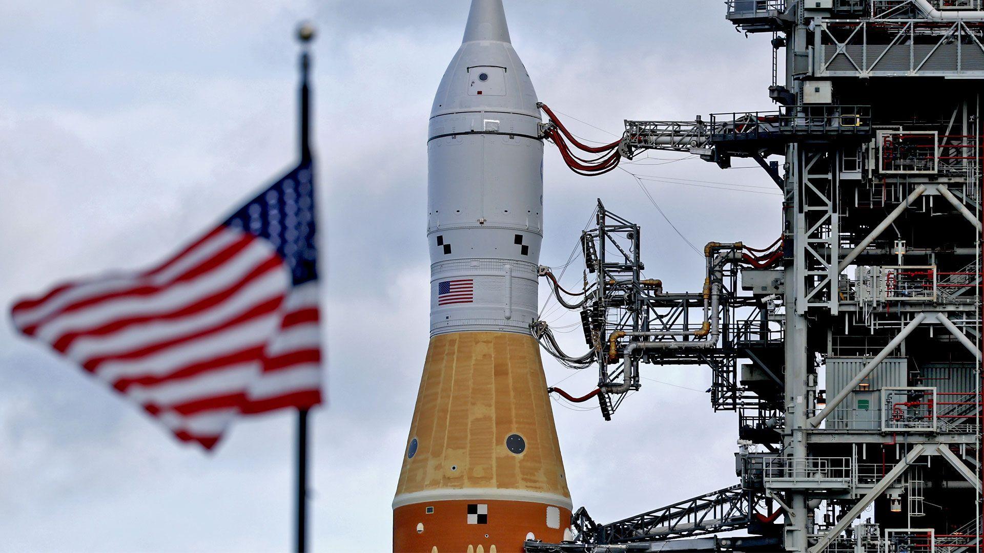 NASA imenovala posadu Artemisa Tri: Šta je njena misija 3 Letelica Misije Dva i američka zastava