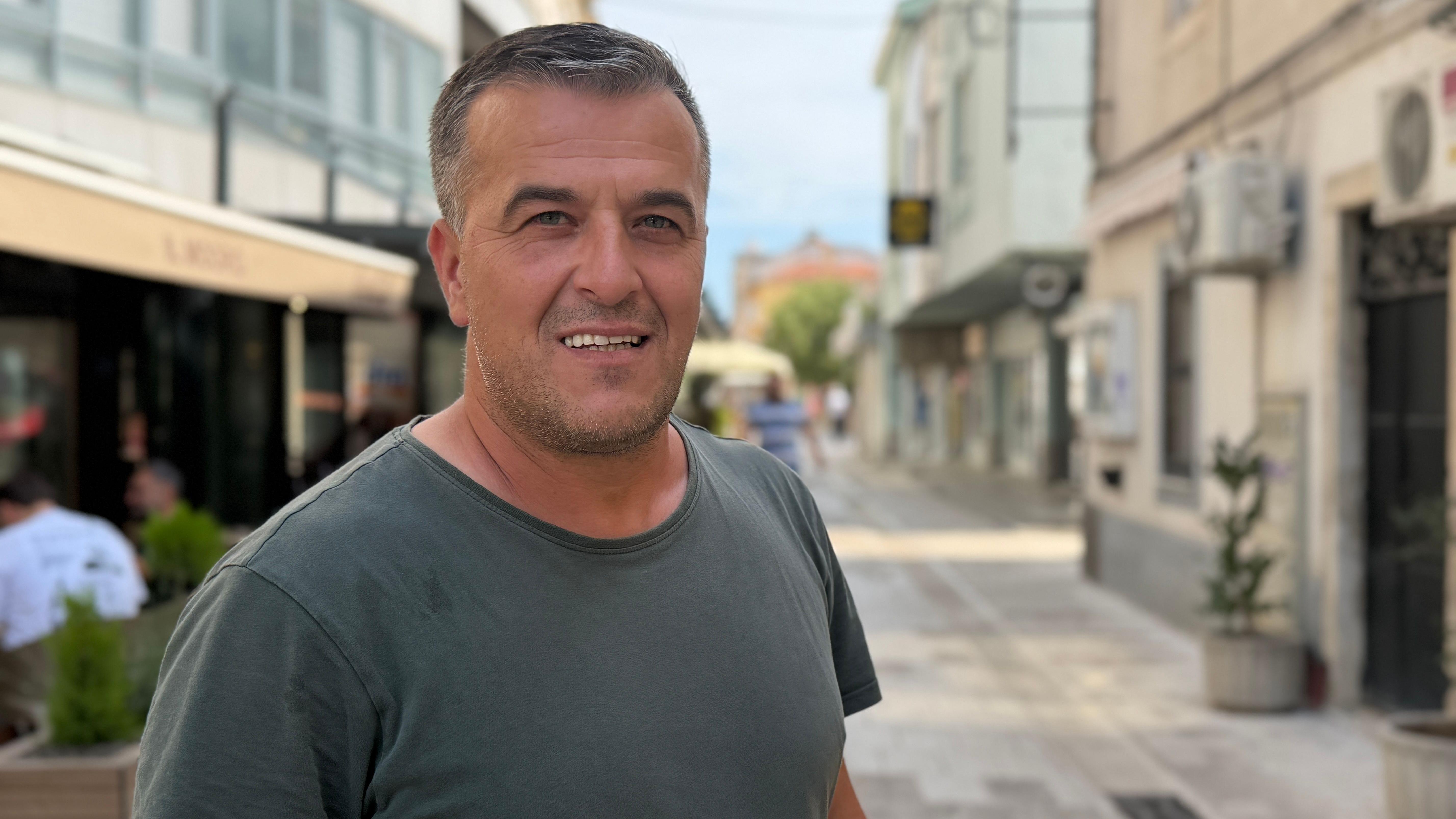 Bosna i Hercegovina - zemlja gde se više navija za komšiluk, nego za domovinu 2 sanel smailović, muškarac u zelenoj majici gleda u kameru
