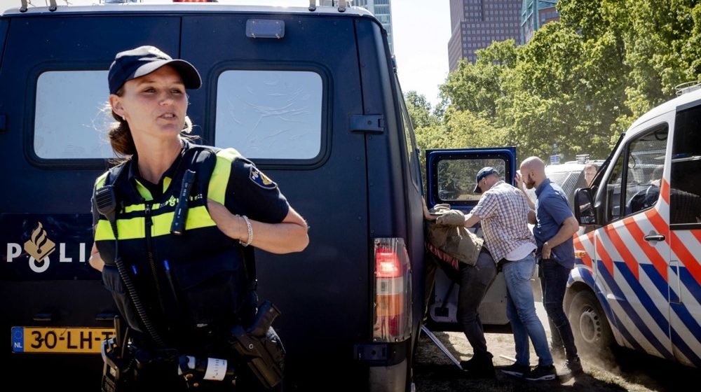 Sukob navijača sa policijom u Hagu 9
