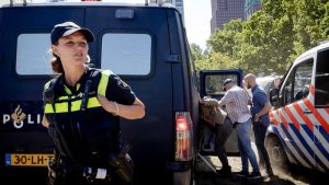 Sukob navijača sa policijom u Hagu