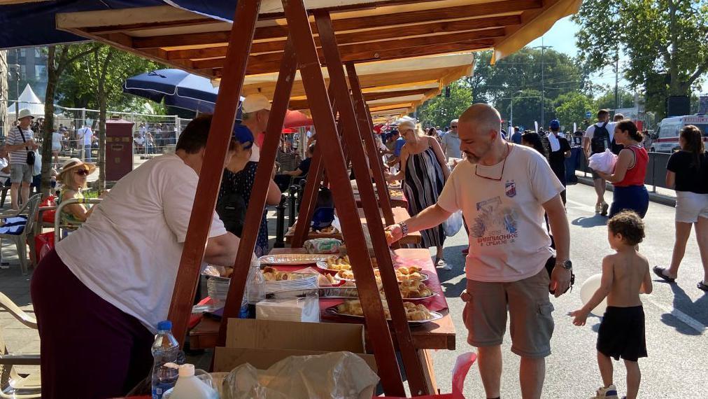Štandovi sa hranom na skupu koji organizuje vlast 27. juna u Beogradu