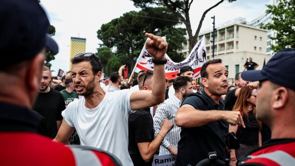 'Revolucija flamingosa' u Albaniji: Masovni protesti zbog projekta povezanog sa Trampovim zetom 16 demonstracije u Tirani