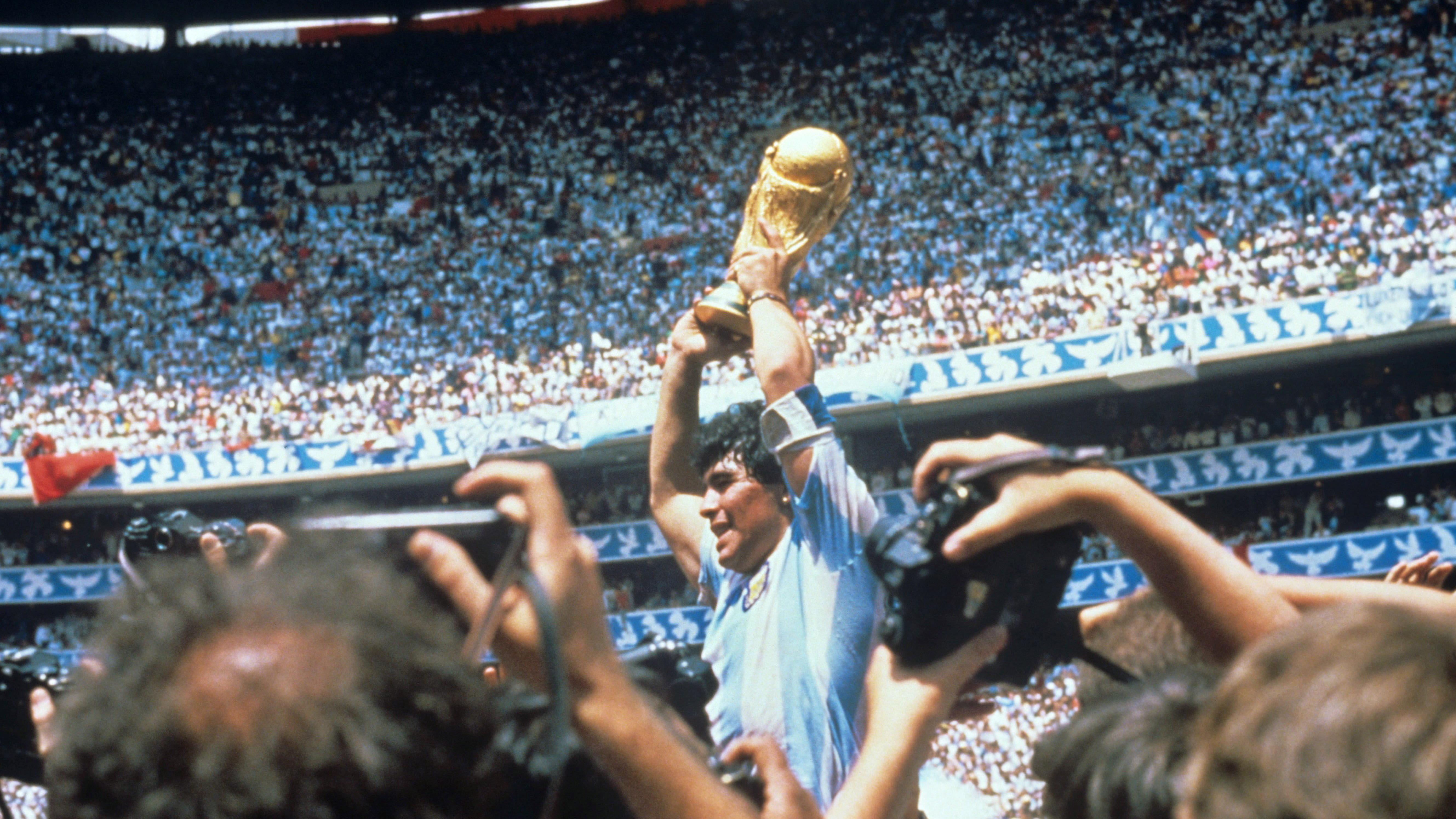 Mundijalske godišnjice: Zidanova glava, Maradonin šou i jedini 'povratak fudbala kući' 4 Dijego Armando Maradona sa trofejom prvaka sveta u Meksiku 1986.