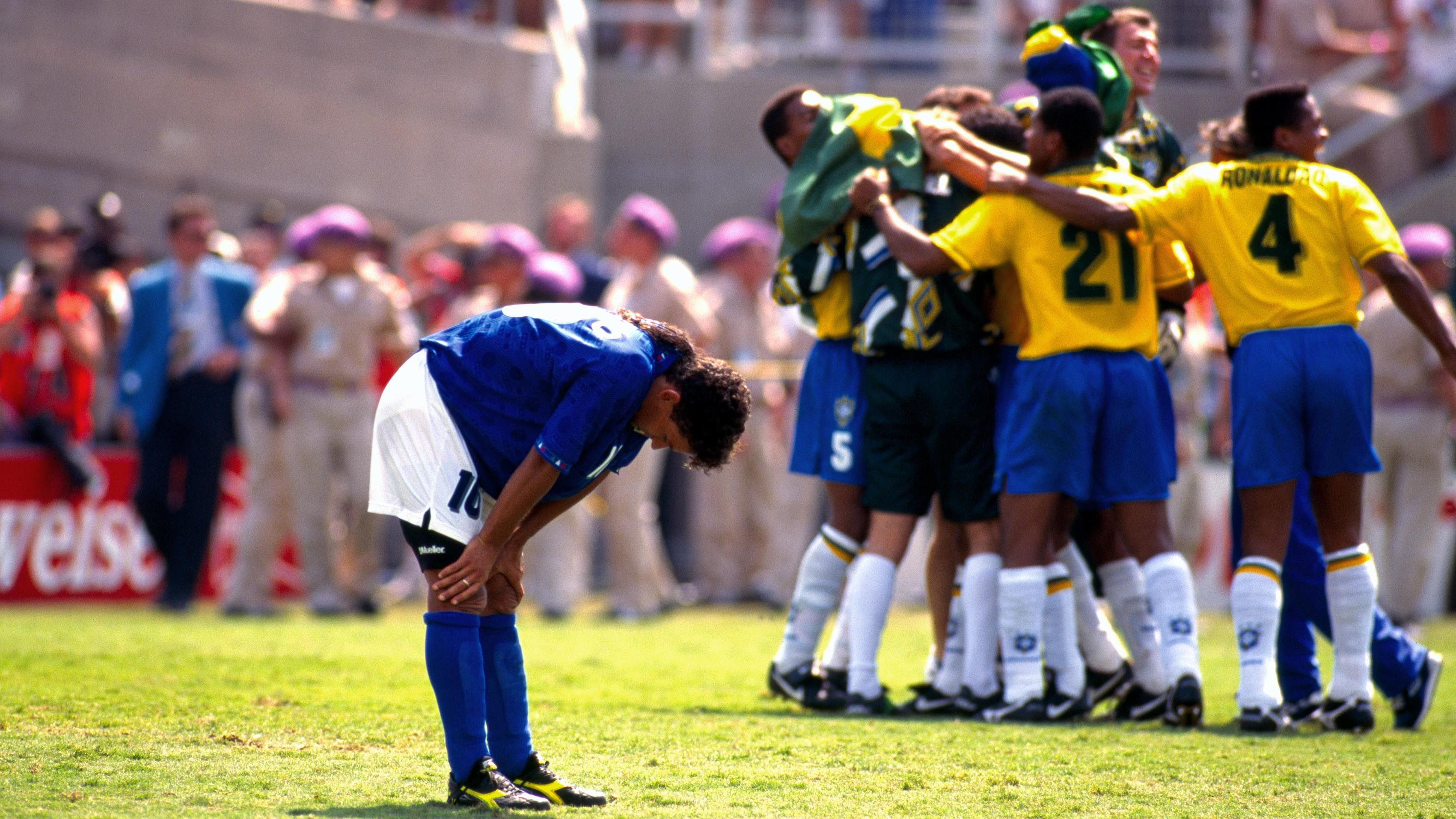 Mundijal 1994. u Americi: Pet trenutaka (i jedan repić) po kojima ćemo ga pamtiti 1 Roberto Bađo posle promašenog penala i slavlje reprezentativaca Brazila