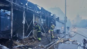 Ruski napadi izazvali požar u manastirskom kompleksu u Kijevu, poginulo pet osoba u Harkovu 6
