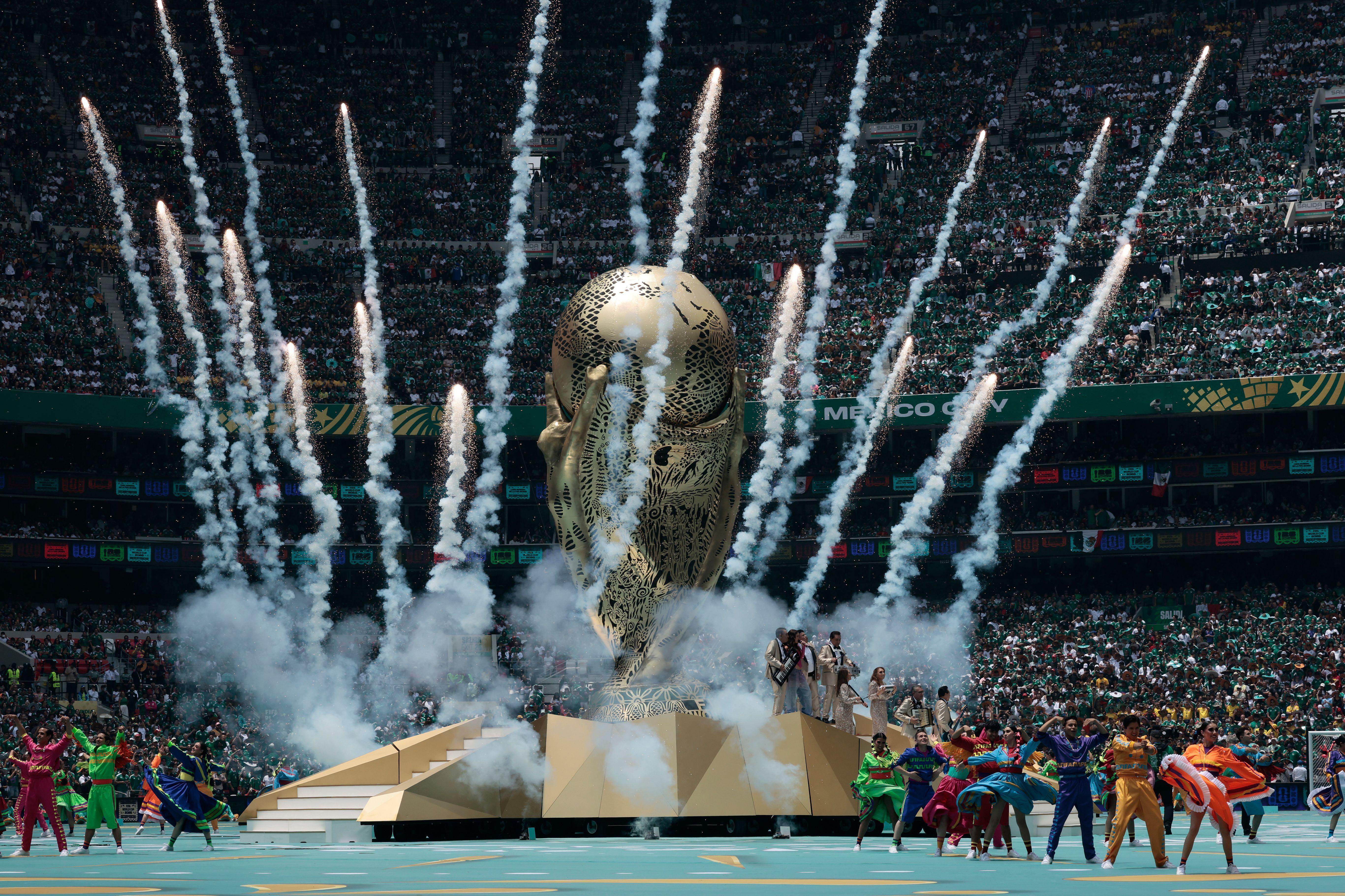 Meksiko i Koreja otvorili Mundijal pobedama, sudija postavio novi rekord 4 vatromet oko velikog trofeja FIFA na otvaranju MUndijala, oko njega plesači