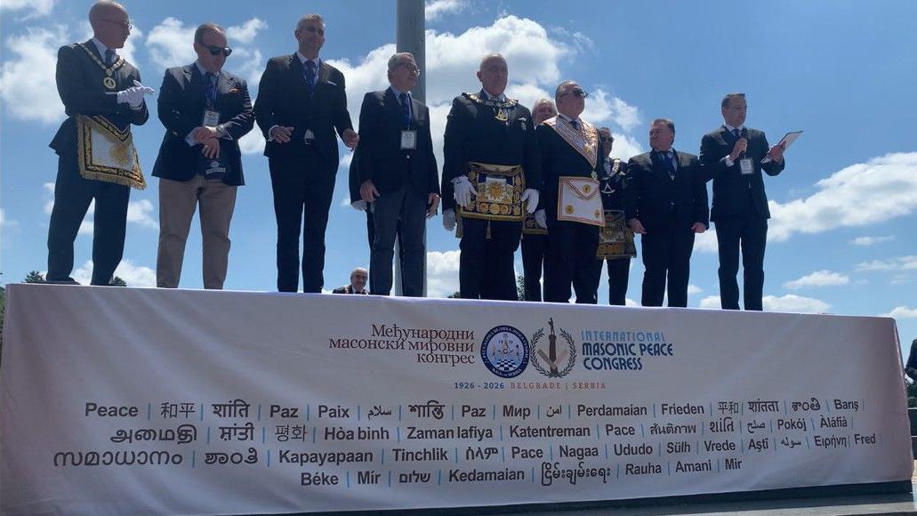 Masoni iz celog sveta poslali poruke mira iz Beograda 5 Poruke mira ispisane su na različitim jezicima