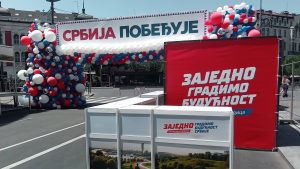 Učesnici skupa SNS prelaze Brankov most peške