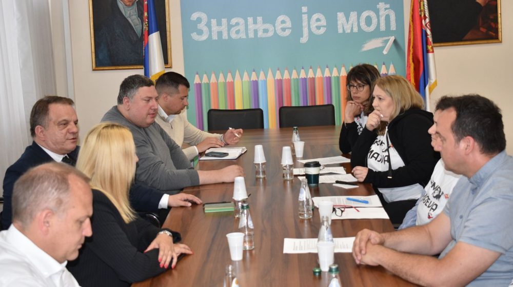 Fokus da bude interes učenika i regularan završetak školske godine: Ministar Stanković sa roditeljima đaka Jovine gimnazije 7