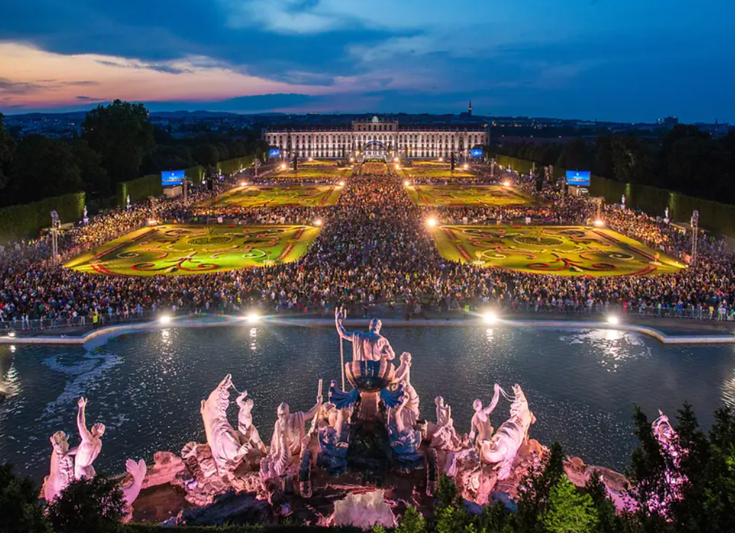 Bečka filharmonija poziva na 23. „Koncert letnje noći“ u Šenbrunu 2 Bečka filharmonija poziva na 23. „Koncert letnje noći“ u Šenbrunu 1