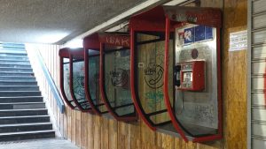 Halo, ima li signala: Da li rade i koristi li neko crvene telefonske govornice? 1 Halo, ima li signala: Da li rade i koristi li neko crvene telefonske govornice? 1