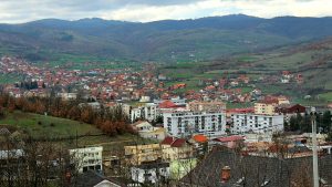 Kancelarija za KiM: Privedena dvojica direktora srpskih OŠ iz Kosovske Kamenice 16 Kosovska Kamenica