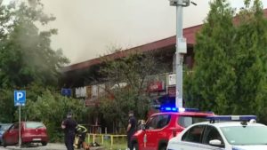 Požar u tržnom centru "Enjub" na Novom Beogradu (VIDEO) 8 Požar u tržnom centru "Enjub" na Novom Beogradu (VIDEO) 8