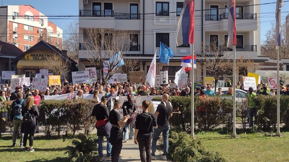 Protiv nasilja i grube politizacije obrazovanja: Protest Unije sindikata prosvetnih radnika Kragujevca ispred Školske uprave 9