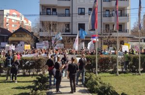 Protiv nasilja i grube politizacije obrazovanja: Protest Unije sindikata prosvetnih radnika Kragujevca ispred Školske uprave 4