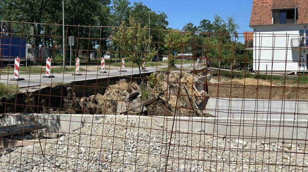 Zbog pucanja azbestne vodovodne cevi obrušio se trotoar u kragujevačkom naselju Vašarište: Grad Kragujevac aktivno prati razvoj situacije na terenu 7