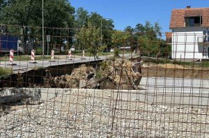 Zbog pucanja azbestne vodovodne cevi obrušio se trotoar u kragujevačkom naselju Vašarište: Grad Kragujevac aktivno prati razvoj situacije na terenu