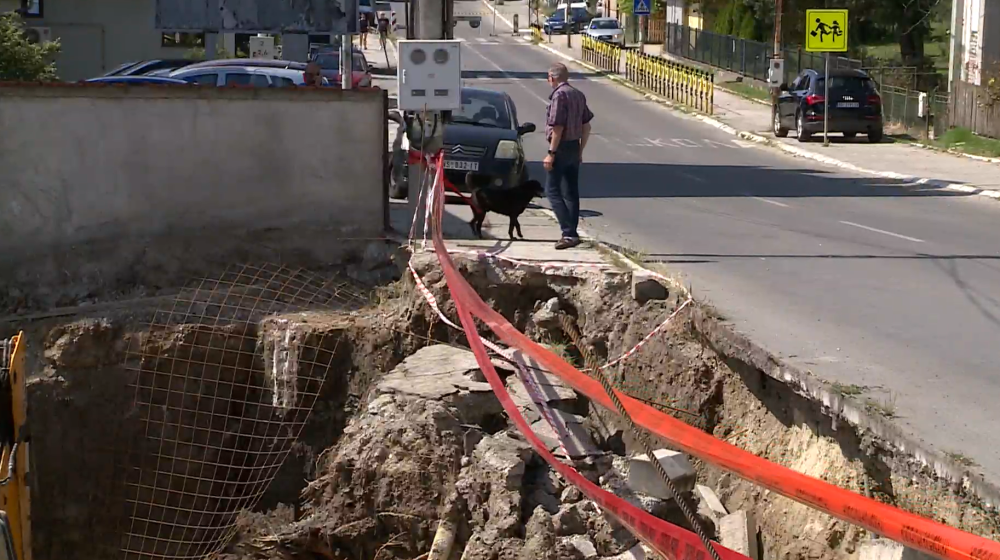 U Mladenovcu se urušio deo puta pored gradilišta 1
