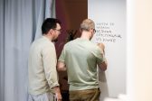Stefan Tićmi i Marko Crnobrnja na otvaranju izložbe (2) Otvorena izložba „Iluzije treba čuvati na sobnoj temperaturi“ Marka Crnobrnje i Stefana Tićmija u galeriji Novembar (FOTO) 3