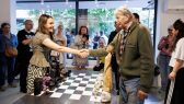 Teodora Injac i Ljubivoje Ršumović na otvaranju izložbe Otvorena izložba „Iluzije treba čuvati na sobnoj temperaturi“ Marka Crnobrnje i Stefana Tićmija u galeriji Novembar (FOTO) 2