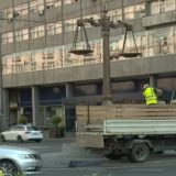 Šapićevo iznenađene postavljeno na kružnom toku na Terazijama 8