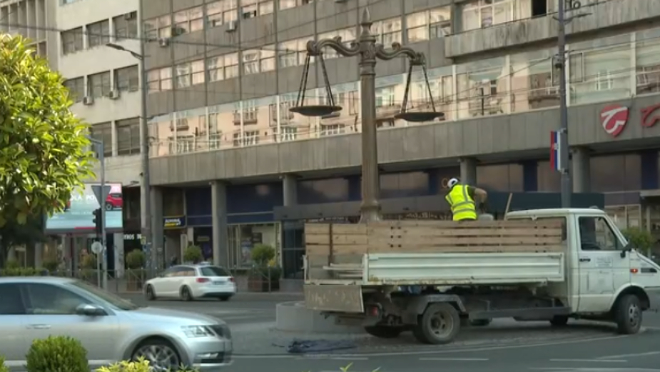 Šapićevo iznenađene postavljeno na kružnom toku na Terazijama 10