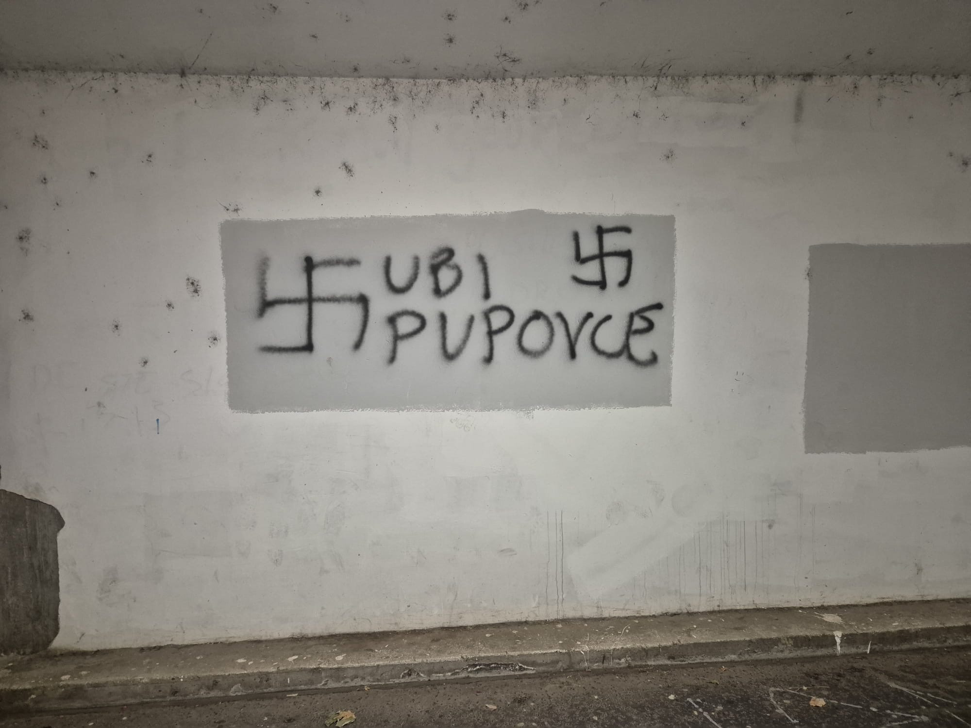 "Ubi Pupovce", novi grafit mržnje u Zagrebu sa pozivom na ubistvo Milorada Pupovca, treći put ove godine na istoj lokaciji 2 "Ubi Pupovce", novi grafit mržnje u Zagrebu sa pozivom na ubistvo Milorada Pupovca, treći put ove godine na istoj lokaciji 1