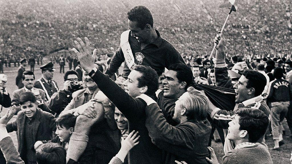 Šta kaže istorija - ko će biti svetski prvak u fudbalu 3 Brazil slavi titulu 1962. posle pobede nad Čehoslovačkom u finalu