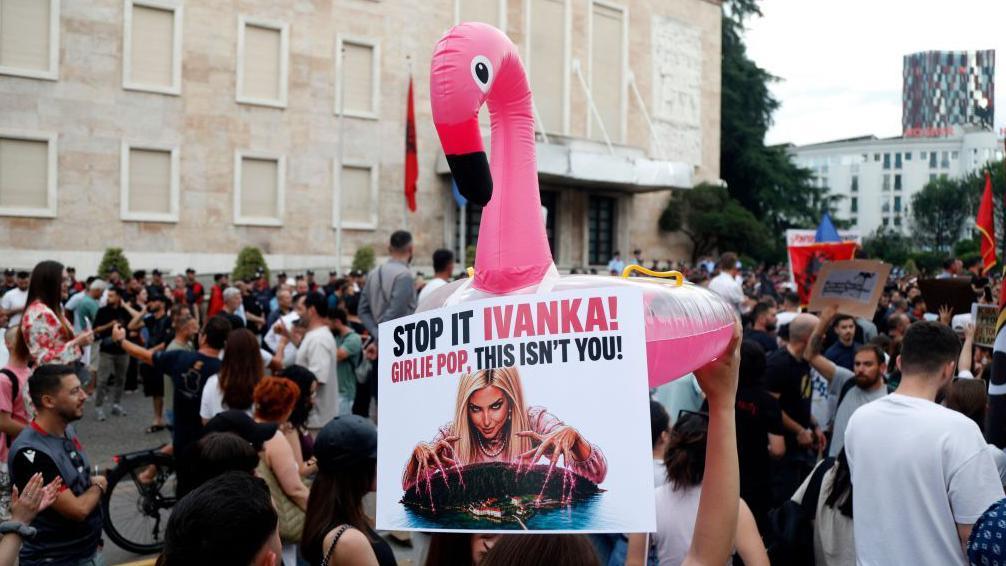 'Revolucija flamingosa' u Albaniji: Masovni protesti zbog projekta povezanog sa Trampovim zetom 9 Transparente kojima se poručuju Ivanki Tramp, ćerki Donalda Trampa, da projekat nije dobrodošao