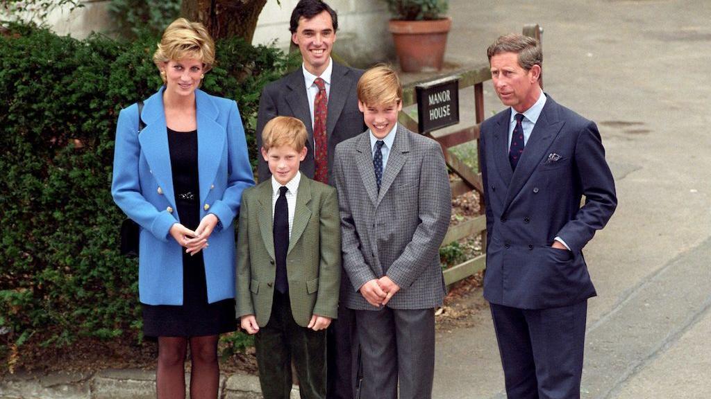 Princ Džordž od septembra kreće na koledž Iton 4 Princ Vilijam pre polaska u Iton 1995. godine