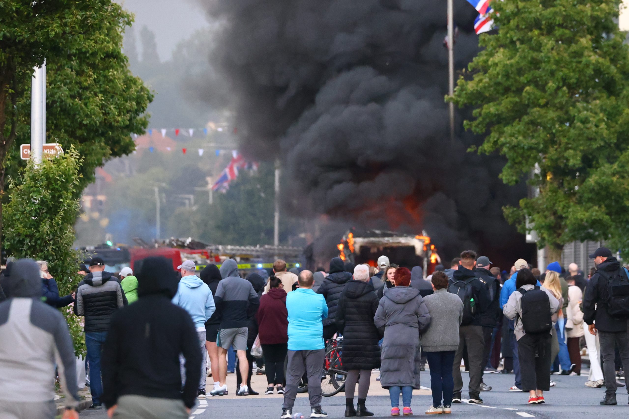Blokirane ulice, zapaljen autobus...: Nemiri u Belfastu 2 Blokirane ulice, zapaljen autobus...: Nemiri u Belfastu 2