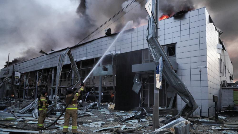 Veliki ruski napadi širom Ukrajine, najmanje 10 poginulih 2 Vatrogasci gase požar u zgradi