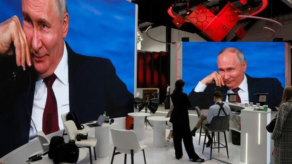 Ruski ekonomski forum u senci napada dronovima na Sankt Peterburg: BBC urednik 3 Učesnici gledaju govor ruskog predsednika Vladimira Putina na televiziji tokom 29. Međunarodnog ekonomskog foruma u Sankt Peterburgu
