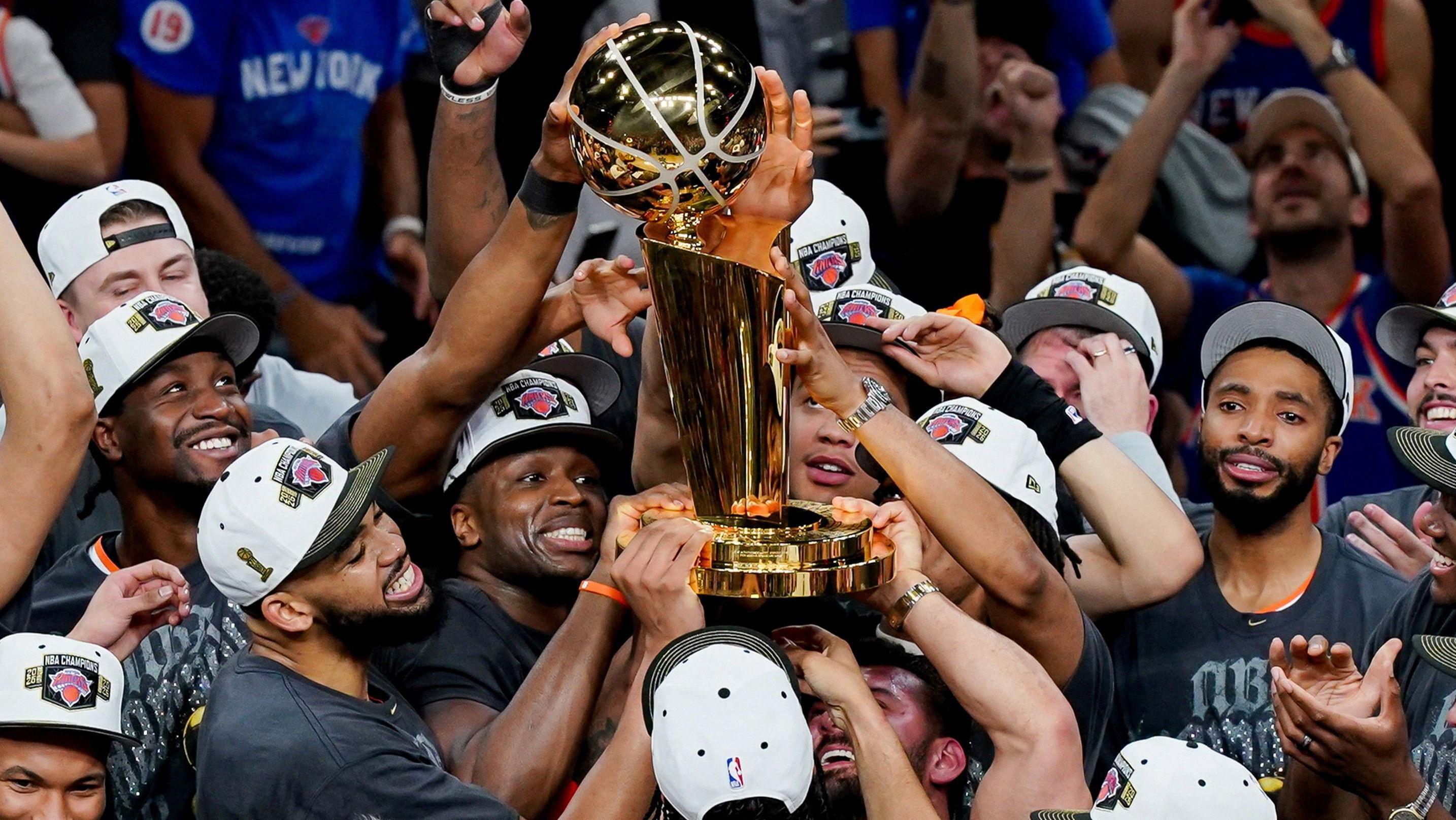 Njujork Niks osvojili NBA šampionat posle više od pola veka 1 Niksi podižu trofej