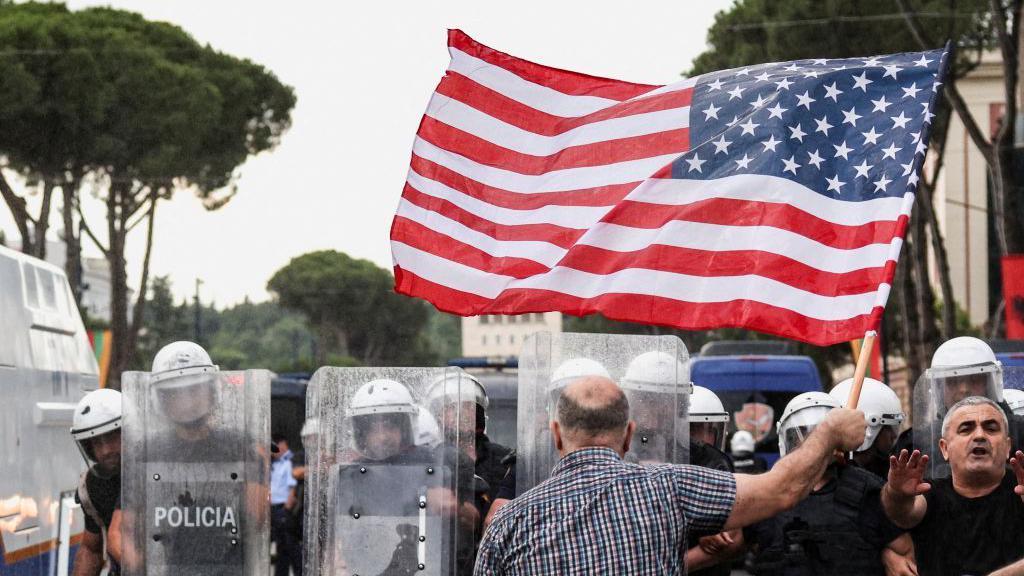'Revolucija flamingosa' u Albaniji: Masovni protesti zbog projekta povezanog sa Trampovim zetom 17 demonstracije u Tirani