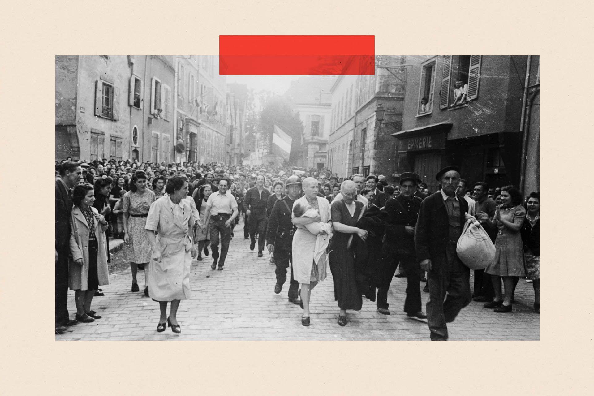 Žena sa bebom u rukama i majkom prolazi kroz masu obrijanih glava