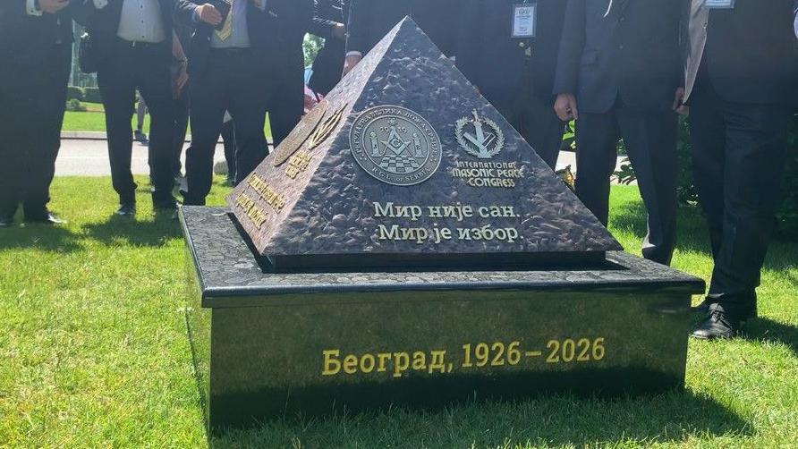 Masoni iz celog sveta poslali poruke mira iz Beograda 3 Spomenik u obliku piramide otkriven je tokom Mirovne masonske konferencije