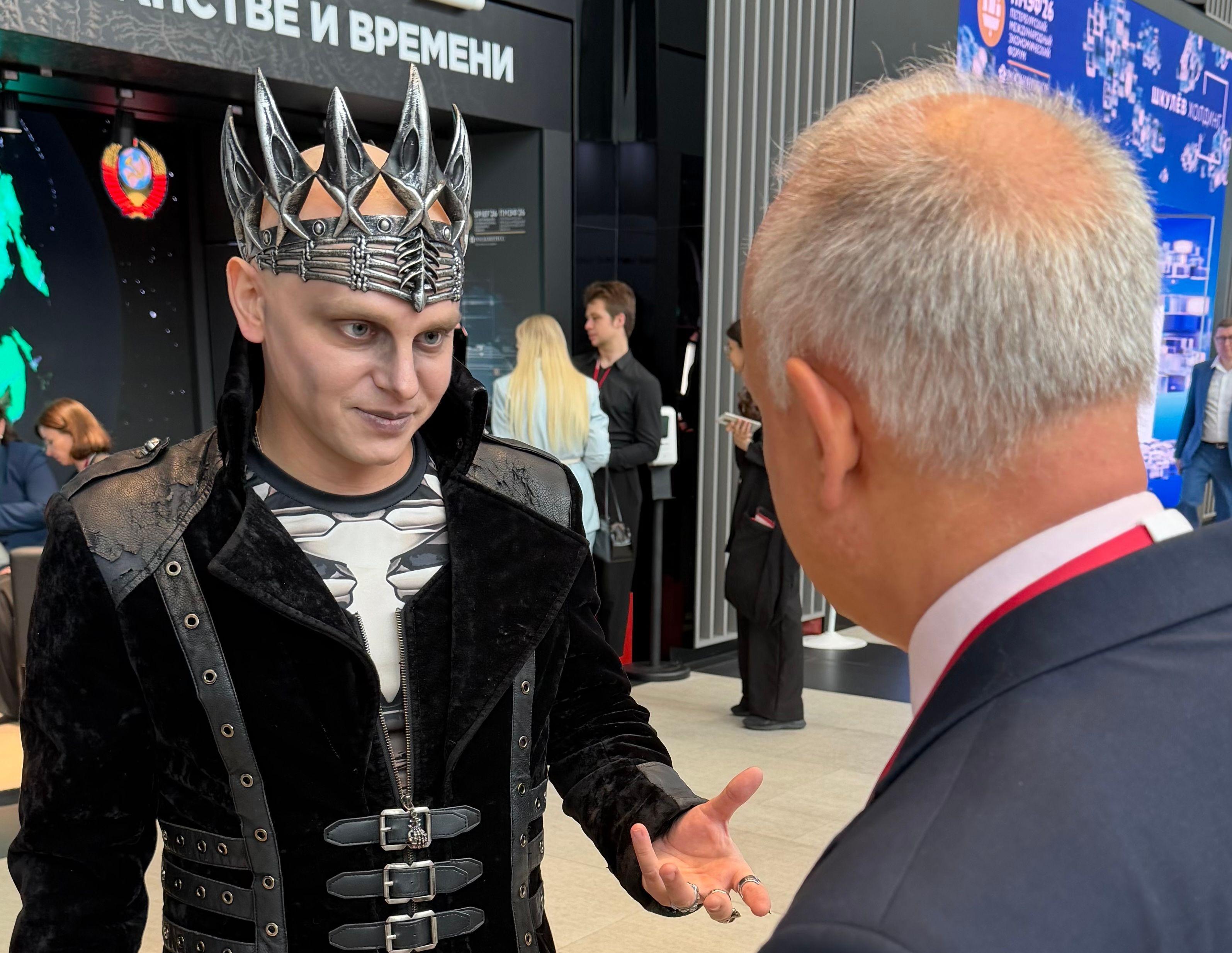 Ruski ekonomski forum u senci napada dronovima na Sankt Peterburg: BBC urednik 2 BBC novinar razgovara sa čovekom obučenim kao zli čarobnjak na ekonomskom forumu u Sankt Peterburgu